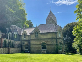 Gothic Castle with heated pool - historic Lewes